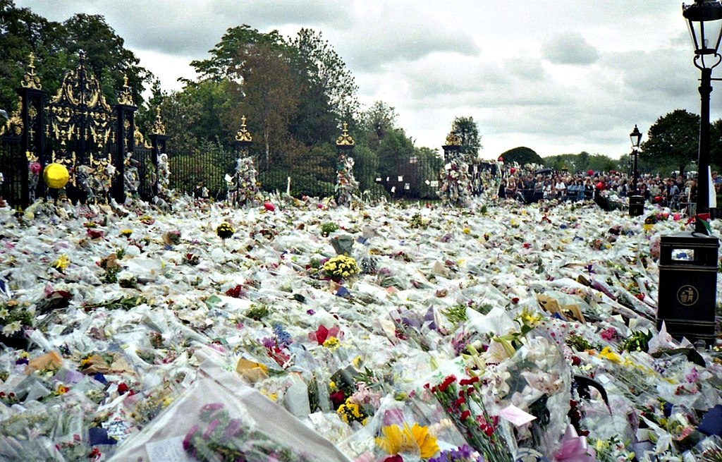 1024px-Flowers_for_Princess_Diana's_Funeral